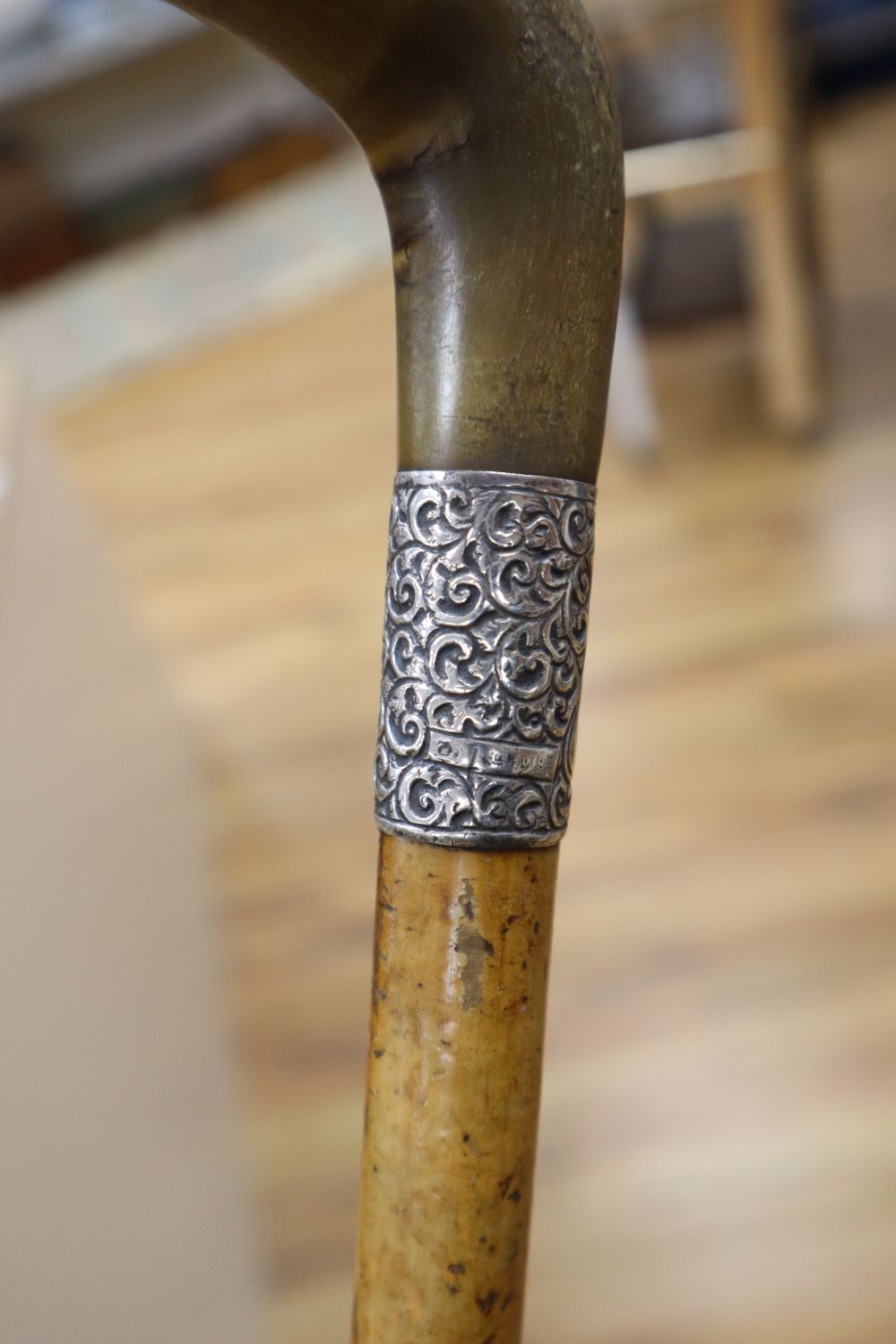 An Edwardian rhinoceros horn handled silver mounted walking stick, length 87cm